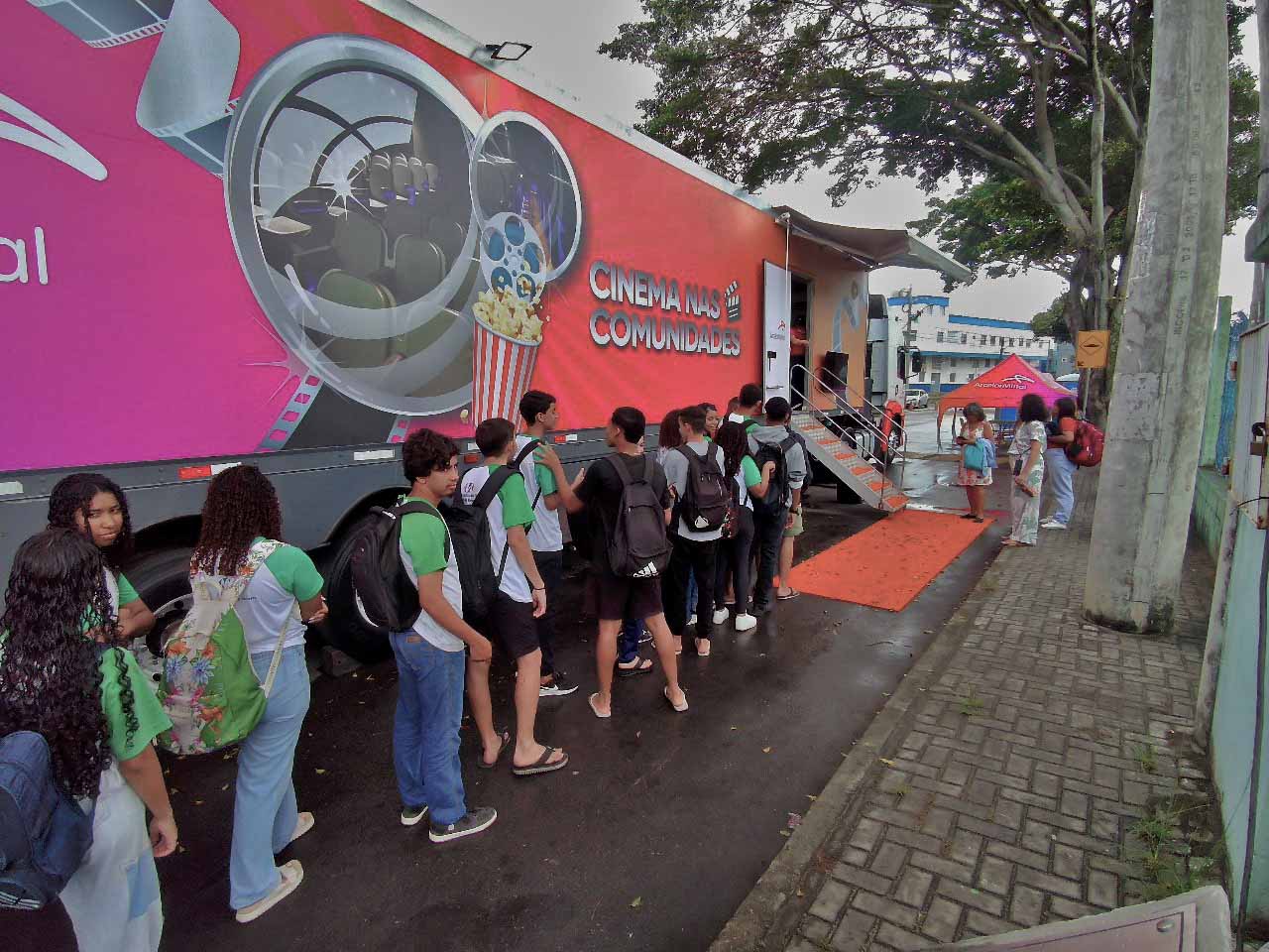 Carreta que vira sala de cinema chega à comunidade em Joinville