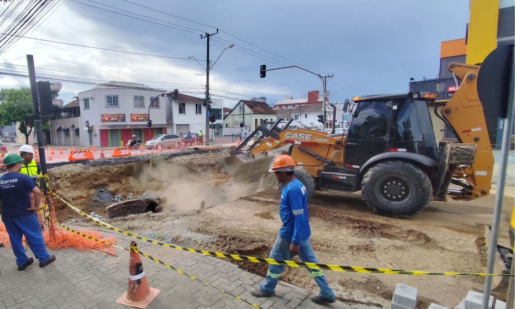 Falha em solda de adutora interrompe abastecimento em Joinville