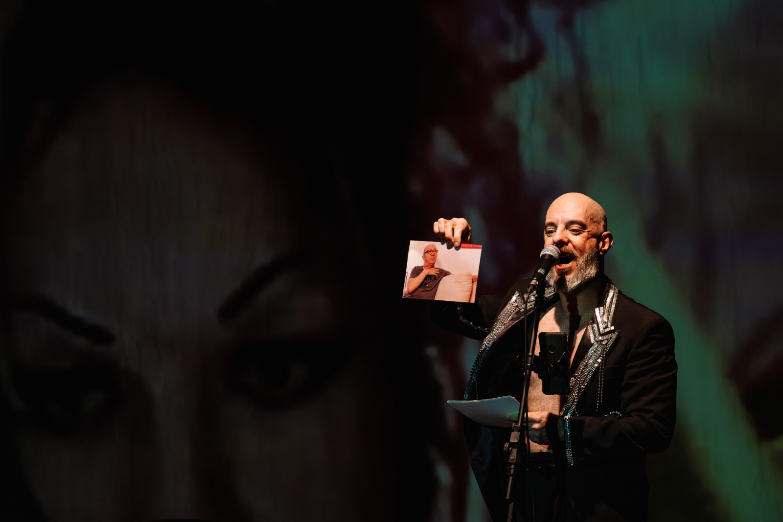 A peça “Homens de Pink” chega a Joinville, neste domingo, no Galpão de Teatro da Ajote